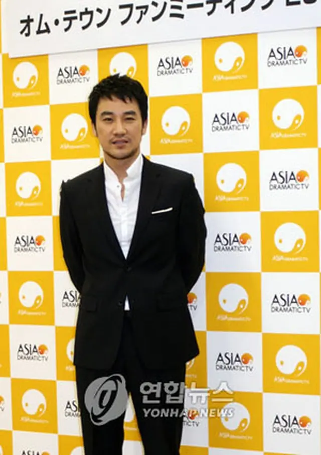 東京でのファンミーティングに先立ち、記者会見する俳優のオム・テウン＝2008年2月4日、東京（聯合）