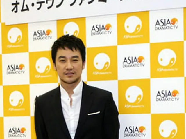 東京でのファンミーティングに先立ち、記者会見する俳優のオム・テウン＝2008年2月4日、東京（聯合）