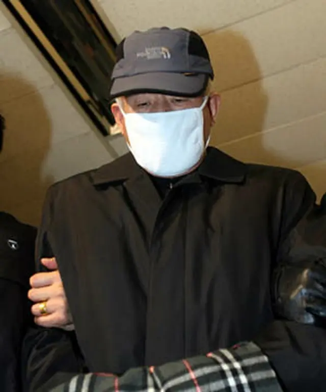 南大門警察署に移送される容疑者＝12日、ソウル（聯合）