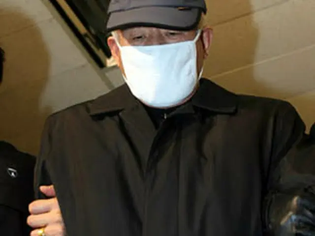 南大門警察署に移送される容疑者＝12日、ソウル（聯合）