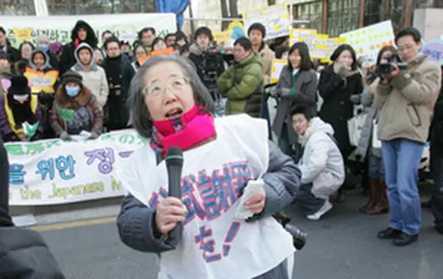 800回目を迎えた水曜集会＝13日、ソウル（聯合）
