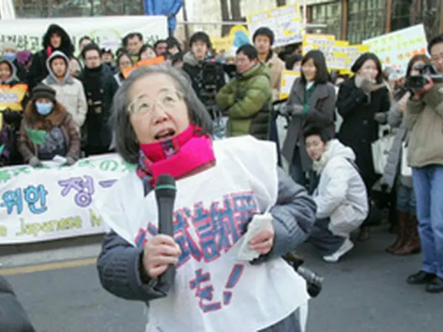 800回目を迎えた水曜集会＝13日、ソウル（聯合）