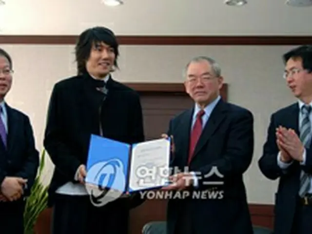 キム・ジャンフン（左から2人目）。14日にはKAISTに発展基金を寄付した（KAIST提供）＝14日、大田（聯合）