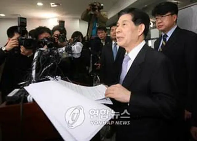 捜査結果を発表する特別検事チーム＝21日、ソウル（聯合）