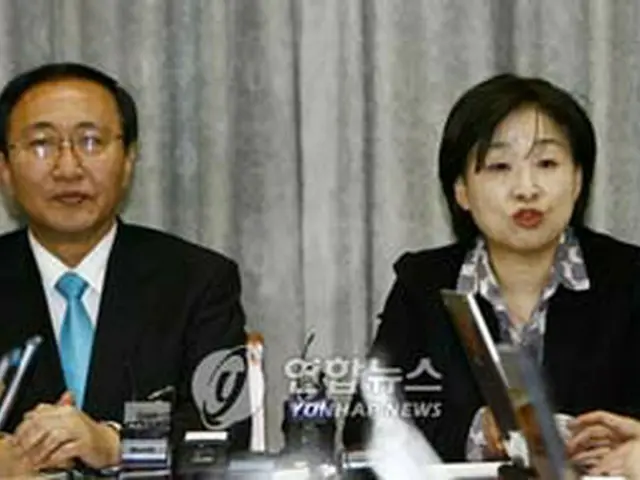 沈議員（右）と魯議員＝21日、ソウル（聯合）
