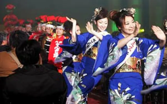 披露された日本の伝統舞踊＝21日、ソウル（聯合）