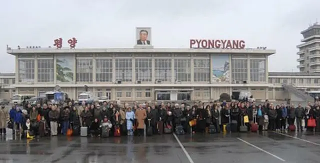 平壌順安国際空港に到着したニューヨークフィル団員ら（朝鮮中央通信）＝25日、ソウル（聯合）