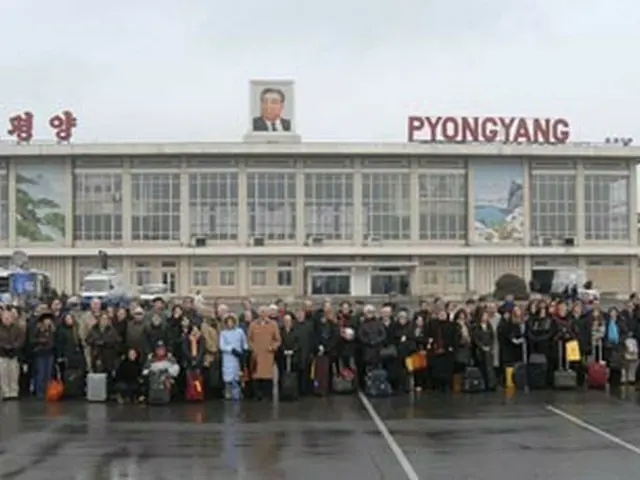 平壌順安国際空港に到着したニューヨークフィル団員ら（朝鮮中央通信）＝25日、ソウル（聯合）