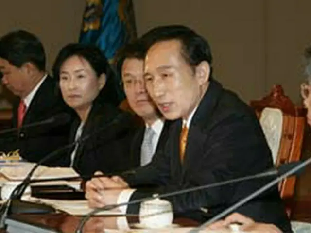 首席秘書官会議であいさつする李大統領=27日、ソウル(聯合)