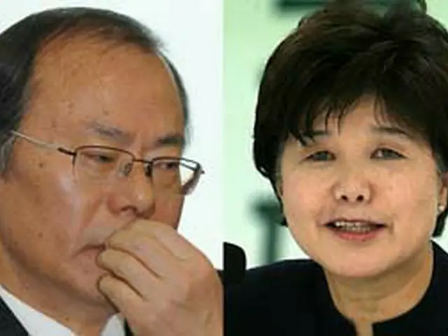 辞退を表明した南柱洪氏（左）と朴銀瓊氏＝27日、ソウル（聯合）
