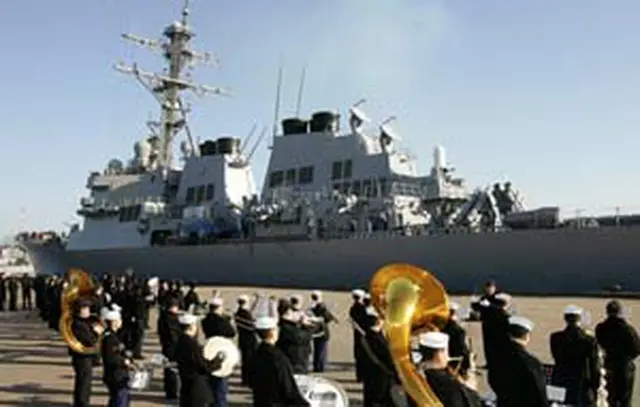 東海港に入港し歓迎を受ける米海軍のイージス艦「チャフィー」＝28日、東海（聯合）