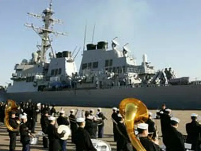 東海港に入港し歓迎を受ける米海軍のイージス艦「チャフィー」＝28日、東海（聯合）