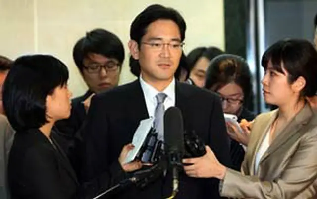 取調べを終え、姿を現した李在鎔専務＝28日、ソウル（聯合）