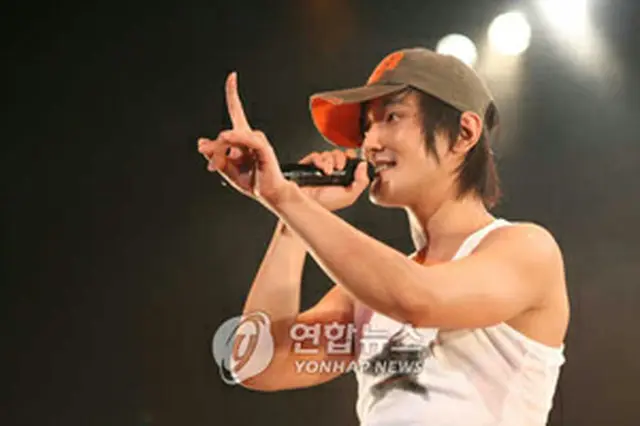 軍入隊が決まったKANGTA＝（聯合）