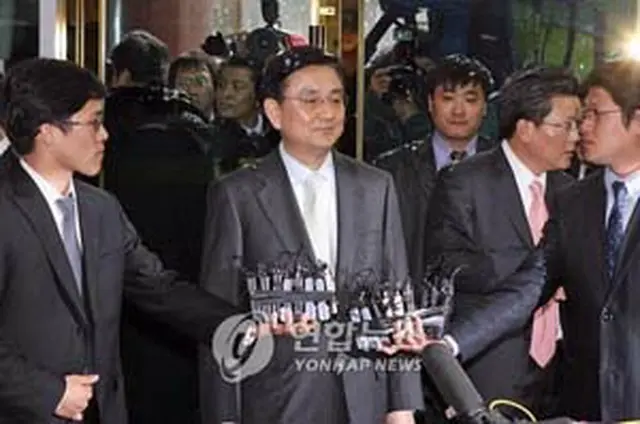 出頭した洪会長＝4日、ソウル（聯合）