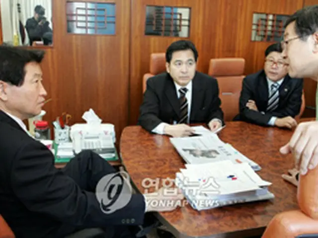 重い空気が漂うハンナラ党主要党職者会議＝7日、ソウル（聯合）