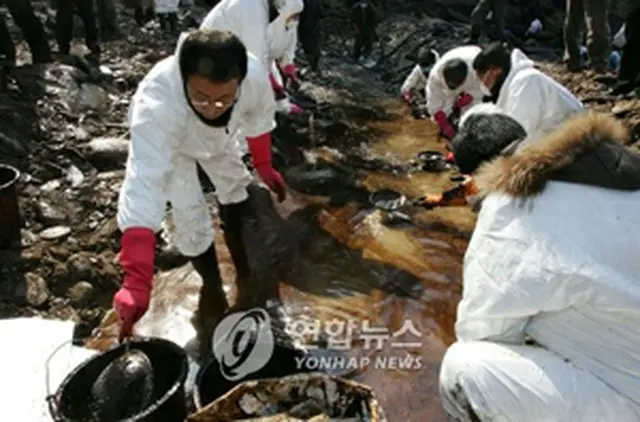 現地では今もボランティアらによる原油除去作業が続く＝（聯合）