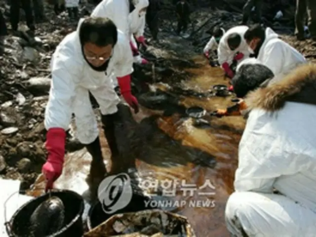 現地では今もボランティアらによる原油除去作業が続く＝（聯合）