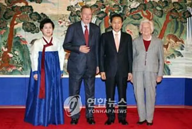 記念撮影する李大統領夫妻とブッシュ元大統領夫妻＝12日、ソウル（聯合）