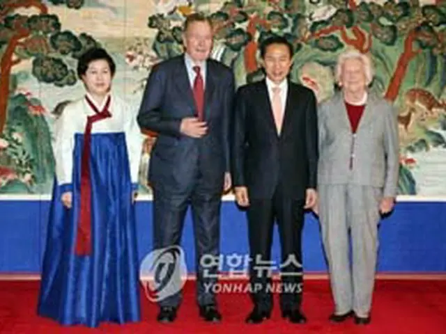 記念撮影する李大統領夫妻とブッシュ元大統領夫妻＝12日、ソウル（聯合）