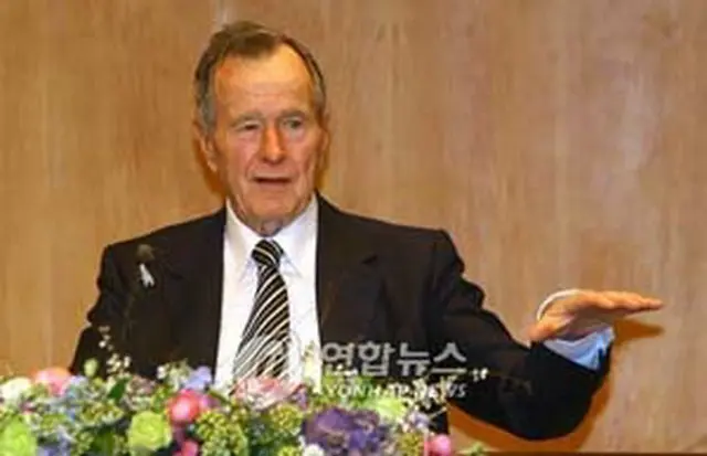 講演するブッシュ元大統領＝13日、ソウル（聯合）