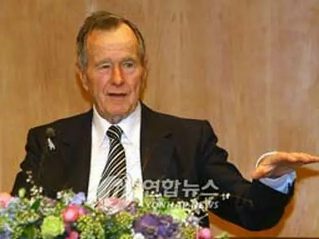 講演するブッシュ元大統領＝13日、ソウル（聯合）