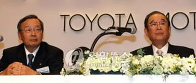 会見する張会長（右）と浦西副社長＝20日、ソウル（聯合）