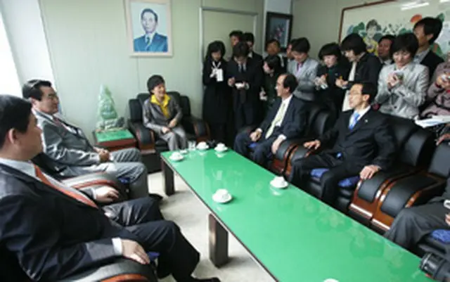 大邱の選挙事務所で支持議員らと懇談する朴前代表＝24日、大邱（聯合）