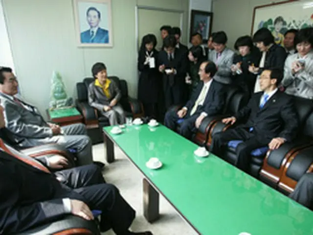 大邱の選挙事務所で支持議員らと懇談する朴前代表＝24日、大邱（聯合）