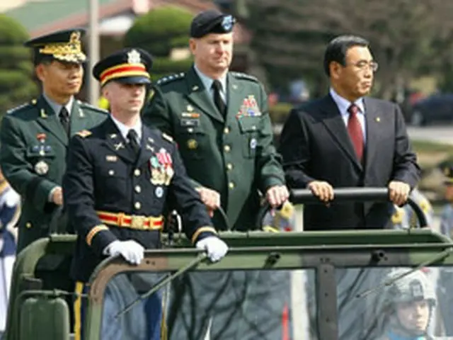 歓迎を受ける李長官（右）と、ベル司令官、金副司令官＝26日、ソウル（聯合）