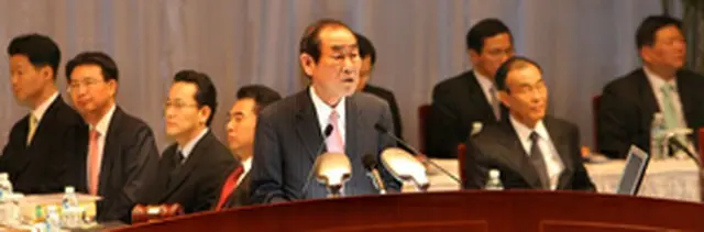 あいさつする尹鍾竜副会長＝28日、ソウル（聯合）