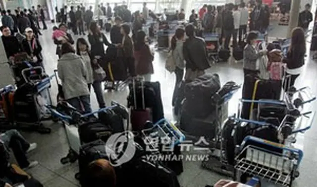 混雑する空港内＝1日、永宗島（聯合）