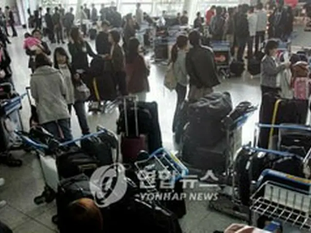 混雑する空港内＝1日、永宗島（聯合）