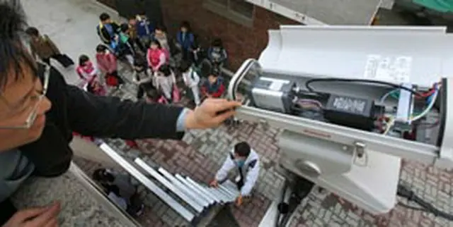 市内のある小学校では、防犯カメラの点検が行われた＝1日、ソウル（聯合）