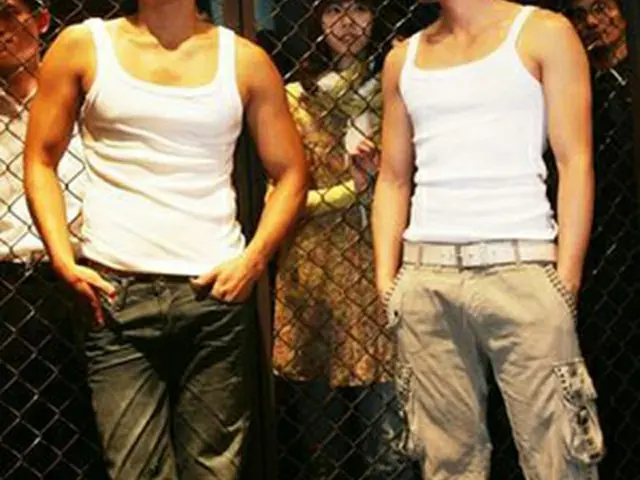 ミュージックビデオの撮影に臨むソン・スンホン（左）とパク・ヨンハ＝ソウル（聯合）