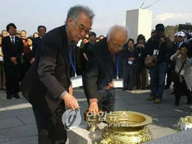 済州4・3平和公園で焼香する訪問団員ら＝2日、済州（聯合）