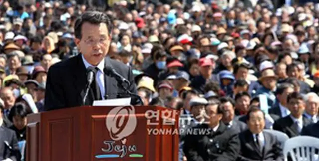 追悼の辞を述べる韓昇洙首相＝3日、済州（聯合）