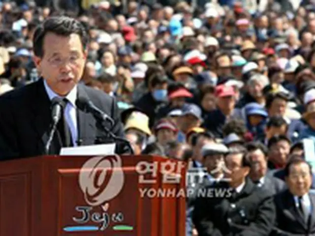 追悼の辞を述べる韓昇洙首相＝3日、済州（聯合）