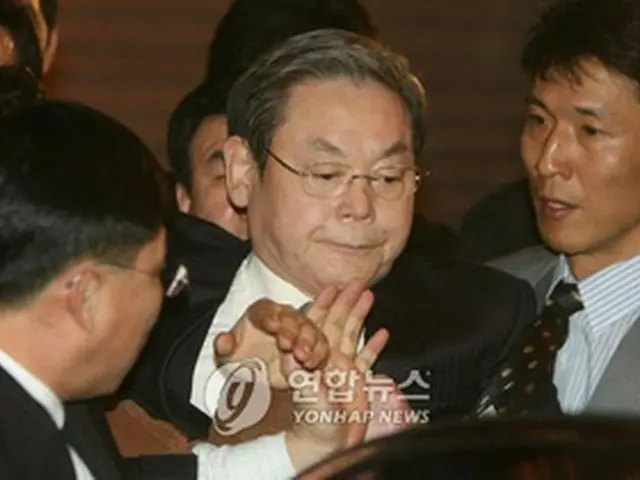 帰宅する李会長＝5日、ソウル（聯合）