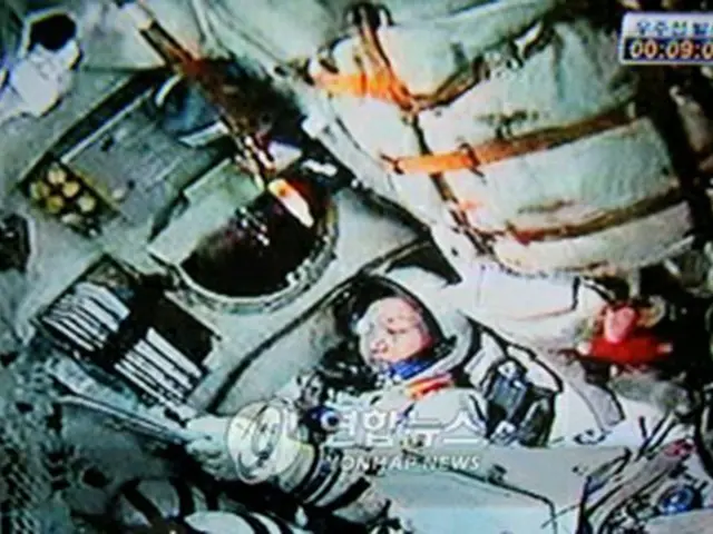打ち上げ前、ソユーズに乗り込んだイ・ソヨンさん＝8日、ソウル（聯合）
