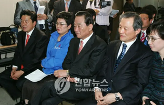 開票速報を見守る徐代表はじめ党幹部＝9日、ソウル（聯合）