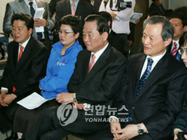 開票速報を見守る徐代表はじめ党幹部=9日、ソウル(聯合)