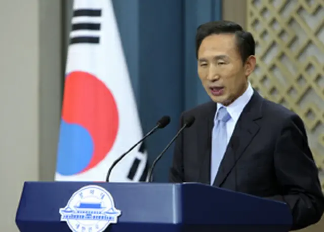 会見する李大統領＝13日、ソウル（聯合）