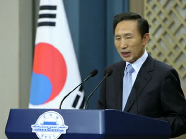 会見する李大統領＝13日、ソウル（聯合）