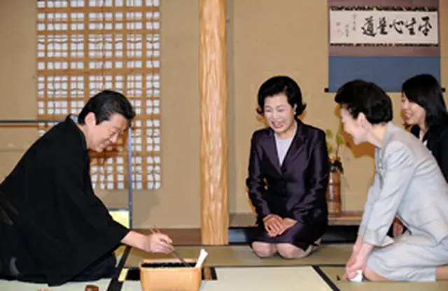 福田貴代子首相夫人と茶の湯を楽しむ金潤玉夫人（中央）＝21日、東京（聯合）