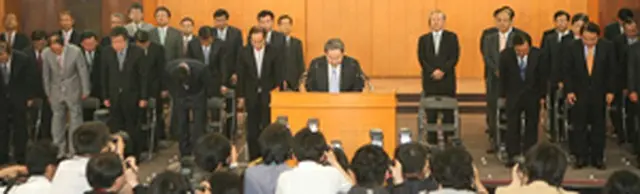 会見に先立ち、一礼するグループ役員ら＝22日、ソウル（聯合）