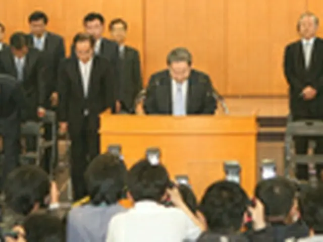 会見に先立ち、一礼するグループ役員ら＝22日、ソウル（聯合）