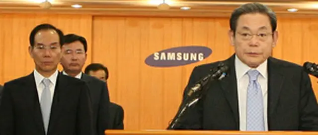 会見する李会長＝22日、ソウル（聯合）