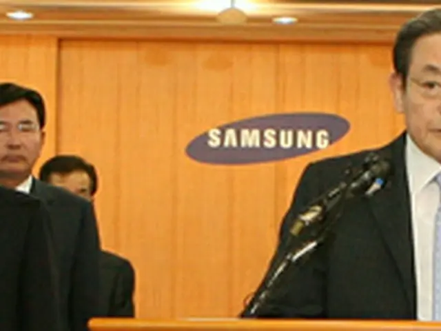 会見する李会長＝22日、ソウル（聯合）