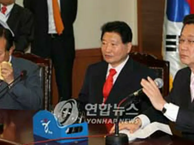 会議で発言する姜在渉代表（右）＝30日、ソウル（聯合）